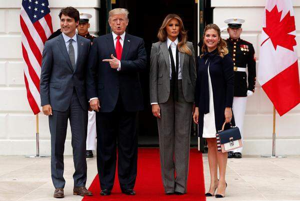 Hosen sind einfach nicht ihres. Auch der Angelina-Jolie-Look von Ralph Lauren Collection, den sie zu einem Besuch bei den kanadischen Trudeaus trug, kam nicht gut an. 
