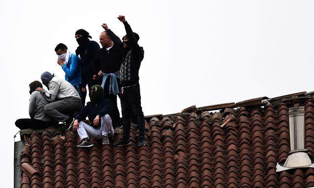 Gefängnisinsaßen auf dem Dach des Gefängnisses San Vittore in Mailand.