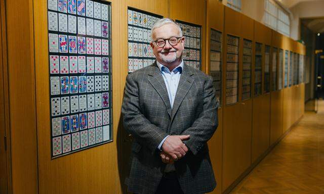 Wände voller Spielkarten: Piatnik-Chef Dieter Strehl im Firmensitz in Penzing. 
