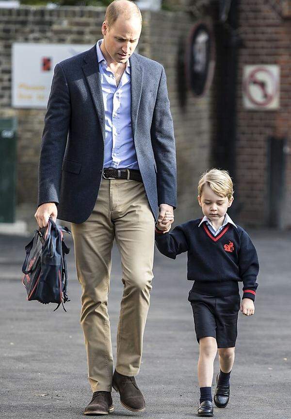 Am ersten Schultag tapste der kleine Prinz noch etwas verschlafen neben seinem Papa Prinz William vom Auto zum Schuleingang.