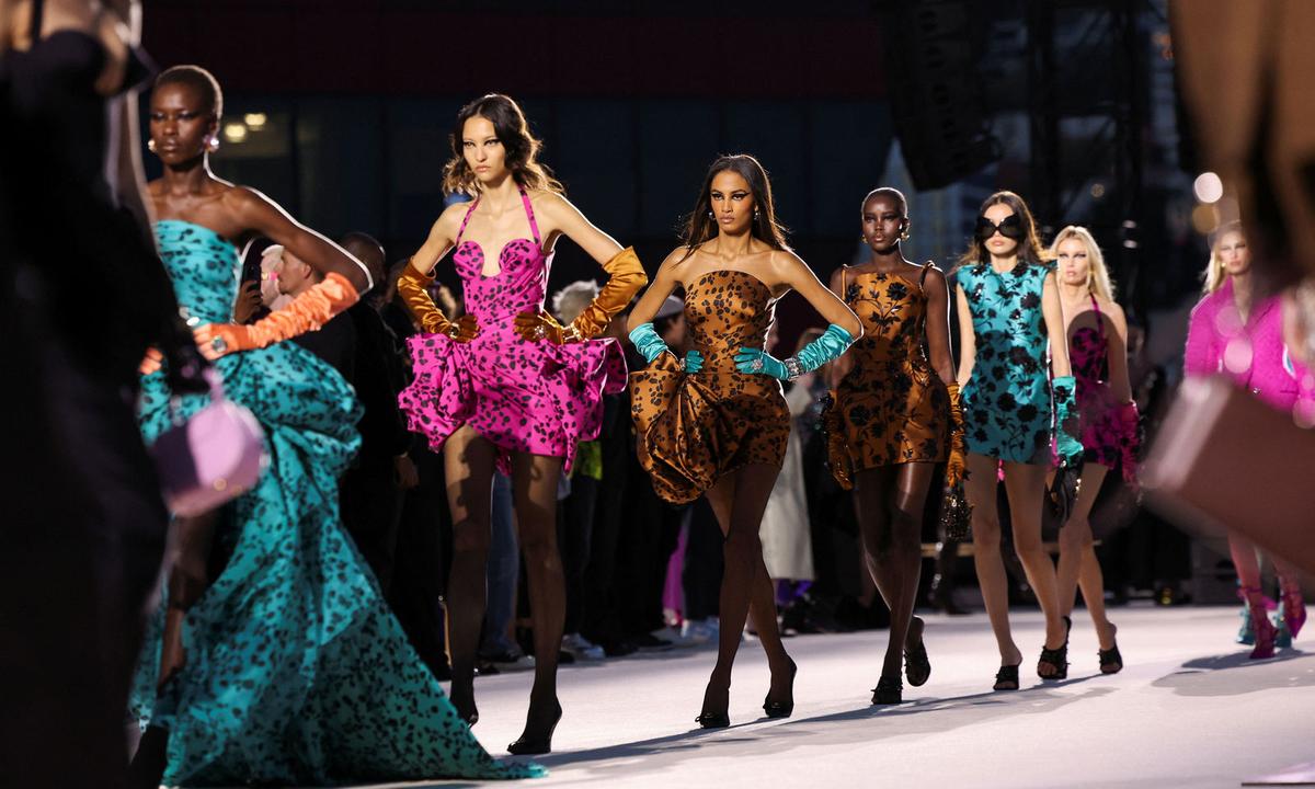 Versace Herbst/Winter-Kollektion 2023 in Los Angeles.