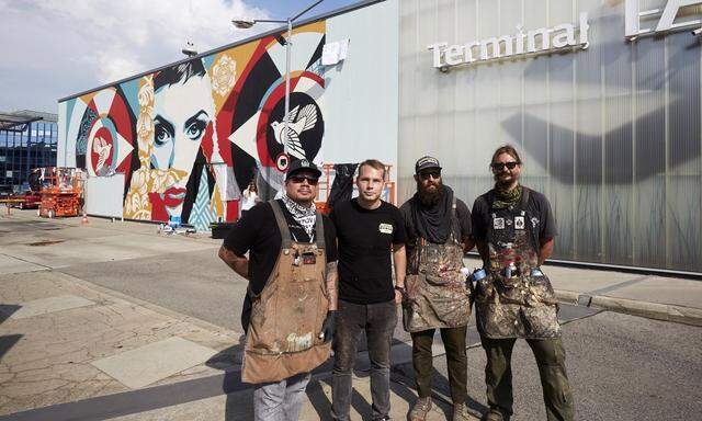 Shepard Fairey (2. v. l.) mit seinem Team bei der Umsetzung des Projekts am Terminal 1A am Flughafen Wien.