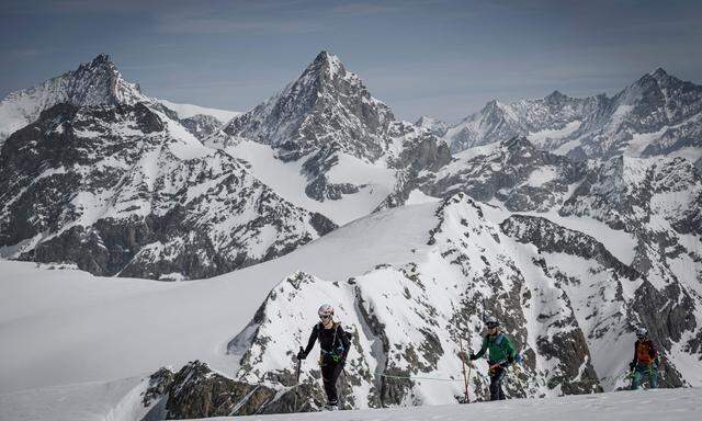 In diesem Gebiet zwischen Zermatt und Arolla wird noch nach der sechsten Person der Gruppe gesucht. 