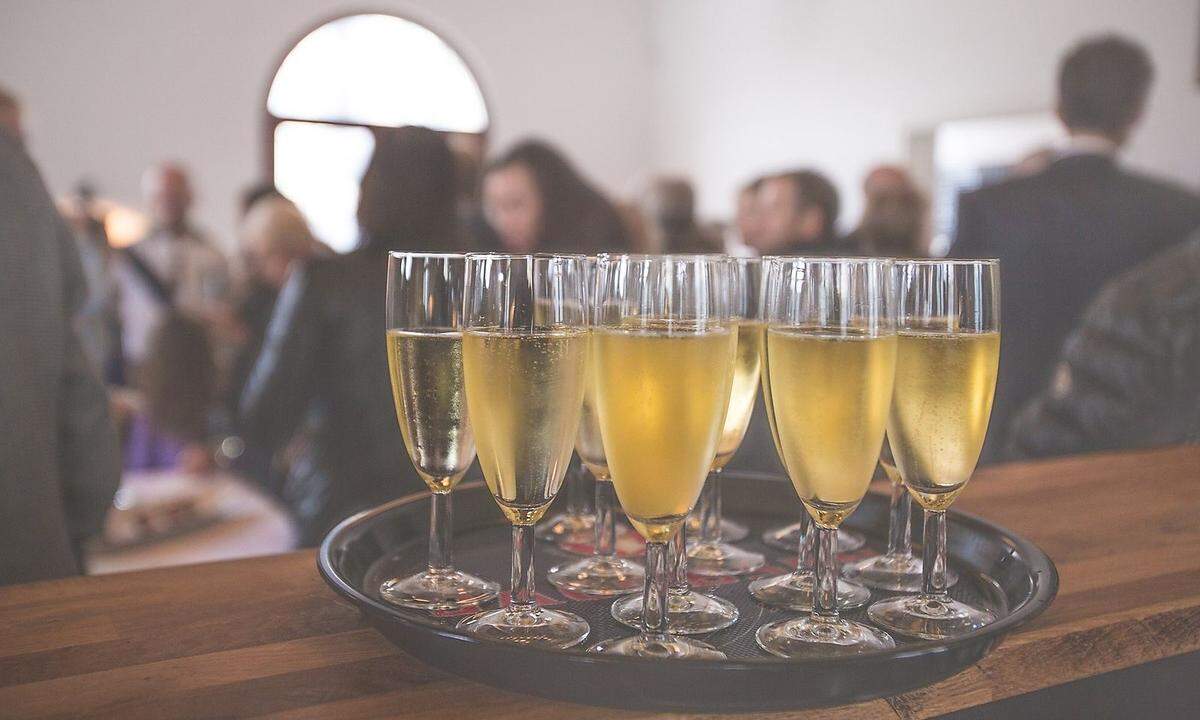 Sich irgendwo reinschummeln, wo es gratis Brötchen und Sekt gibt.Eine verbotene Frucht schmeckt bekanntlich noch süßer. Also einfach hineinmarschieren und so tun, als gehöre man dazu. Tipp: Bei Podiumsdiskussionen, Vorträgen oder Weihnachtsfeiern funktioniert das ganz gut.