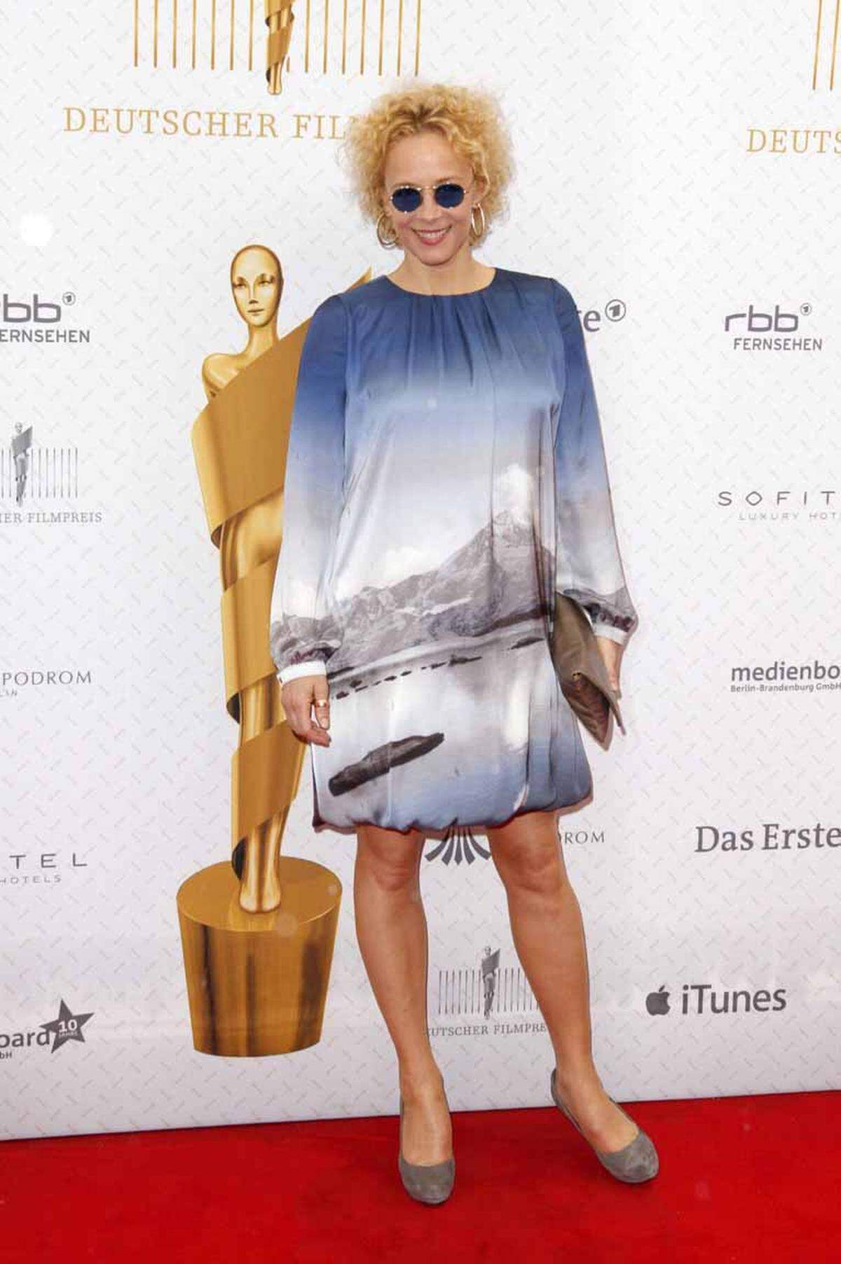 Katja Riemann zeigte sich mit einer kompletten Berg- und Seekulisse auf dem Kleid.