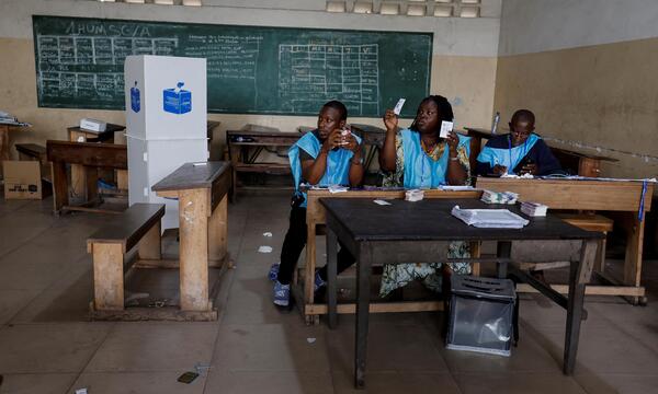 Nach einem teils chaotischen Wahlverlauf haben neun Oppositionskandidaten schon vor der Bekanntgabe des vorläufigen Ergebnisses Neuwahlen gefordert. 