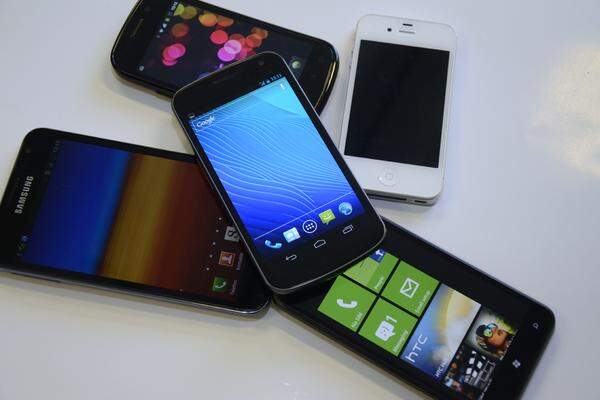 Fazit: Das Galaxy Nexus ist derzeit technisch das beste Android-Smartphone. Einzig leidenschaftliche Schnappschuss-Sammler sollten ob der nicht ganz so gelungenen Kamera von einer Anschaffung Abstand nehmen - für die meisten Foto-Zwecke wird es allerdings genügen. Android 4.0 hat gegenüber iOS einiges an Boden gewonnen, ist aber nach wie vor komplizierter in der Bedienung und bietet dafür mehr Möglichkeit zur Individualisierung. Das neue Nexus ist groß, aber nicht schwer, passt in jede durchschnittliche Herrenhosentasche - Nutzer mit zarten, kleinen Händen, sollten vor dem Kauf auf jeden Fall ausprobieren, wie sie damit zurecht kommen.