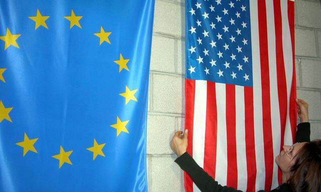Fahnen von Europa und USA