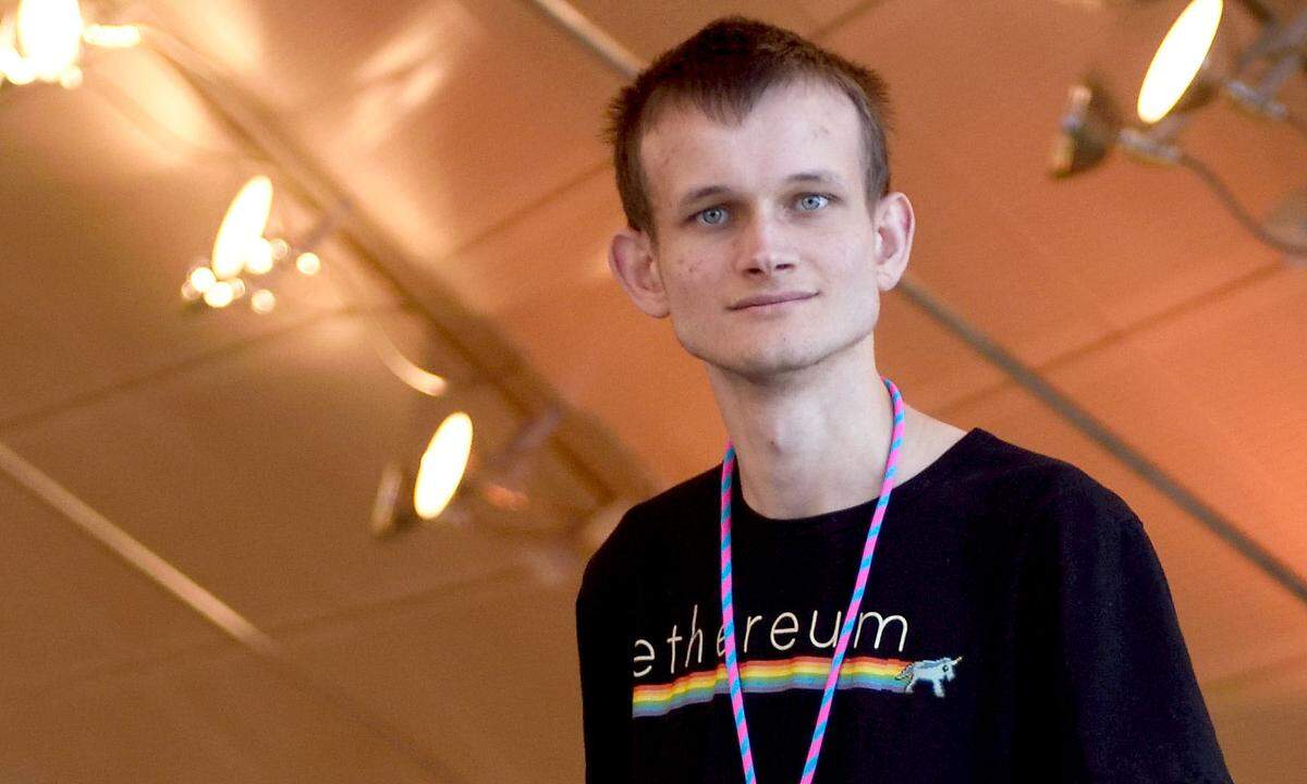 Der stärkste Herausforderer ist Ethereum. Größter Vorteil gegenüber Bitcoin: Das Projekt von Vitalik Buterin (hier zum Interview) verspricht der Welt, viel mehr als nur eine neue Währung. Es verspricht eine Neuordnung des gesamten Wirtschaftssystems. Ethereum soll "smarte Verträge" möglich machen, was weite Teile der Wirtschaft komplett automatisieren könnte. Das Konzept überzeugt vor allem große Konzerne, die stark auf die Technologie von Ethereum setzen. Die Währung Ether bringt es mittlerweile auf einen Marktwert von 28 Mrd. Dollar.