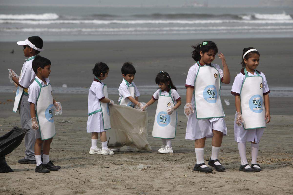 Anderer Zweck, anderes Bild, gleiche Stadt: Schulkinder sammeln anlässlich des Earth Days Müll vor dem Strand in Karachi auf.