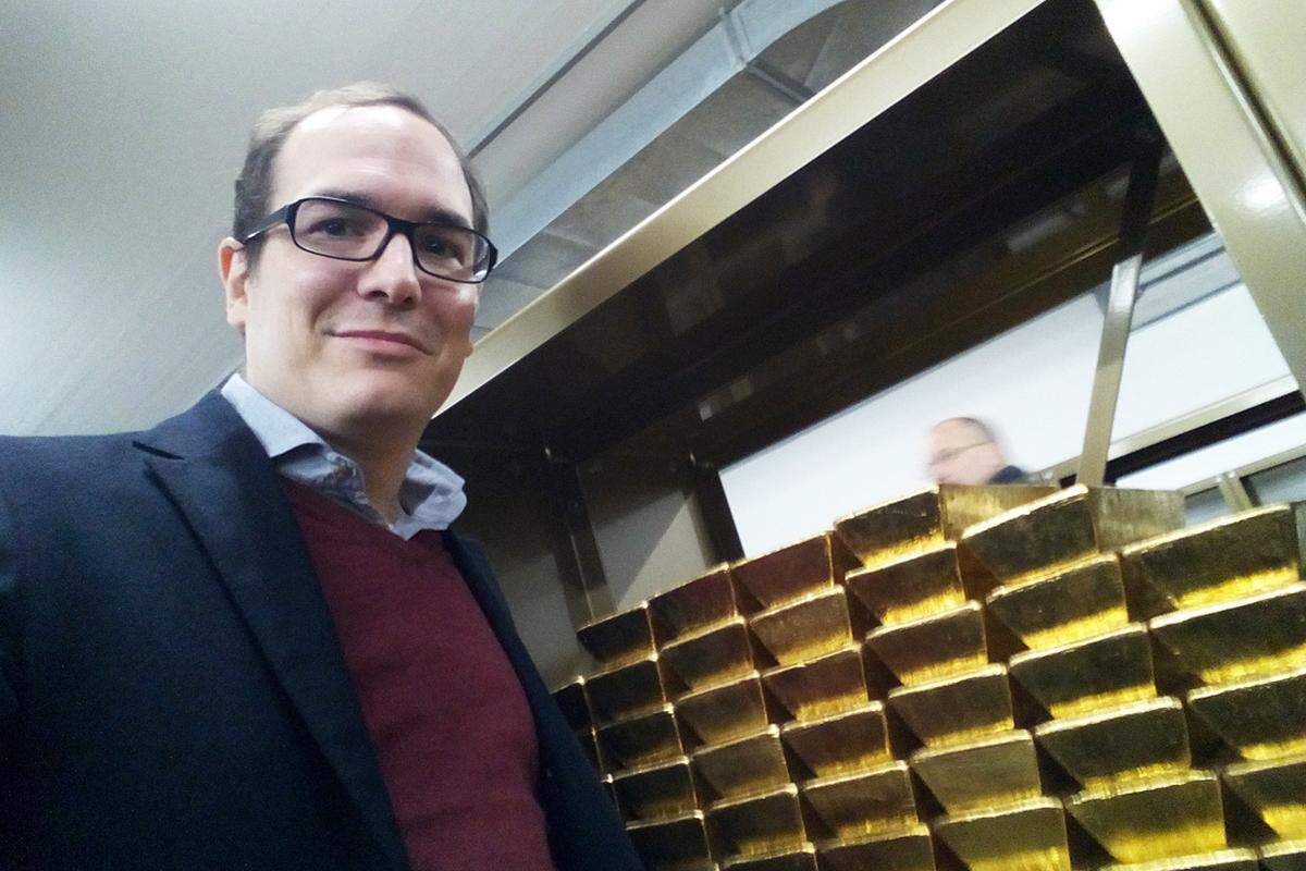 Selfie mit Goldbarren: "Presse"-Redakteur Nikolaus Jilch war mit dabei, als die Nationalbank ihre Goldlieferung vor Journalisten präsentierte. Bereits vor einigen Wochen landete ein aus London kommendes Flugzeug mit 15 Tonnen des österreichischen Goldbestandes am Flughafen Wien Schwechat.
