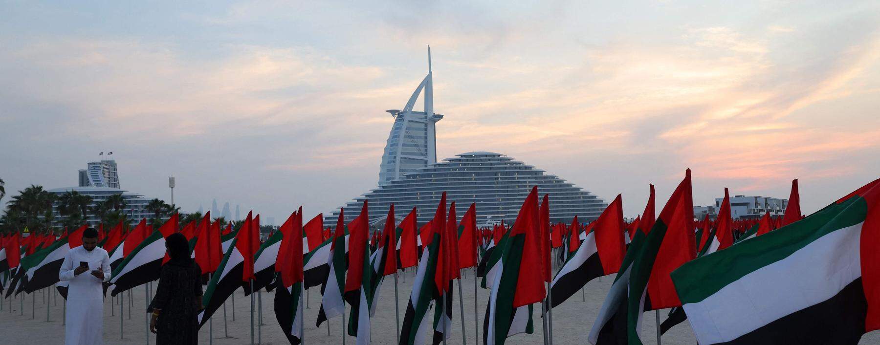 Flaggen vor dem Burj-Al-Arab-Wolkenkratzer in Dubai. Die Emirate setzten in den vergangenen Jahren auf gute Beziehungen zu Israel.