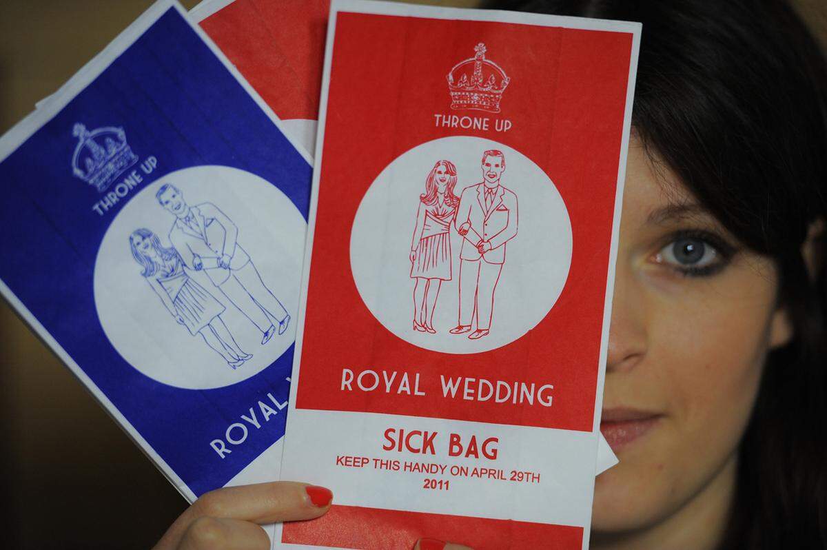 Für Hochzeitshasser gibt es gar das königliche Speibsackerl. Die "sick bags" der britischen Grafikdesignerin Lydia Leith sehen aus wie die üblichen Brechsackerl aus Flugzeugen, nur sind sie mit einer Zeichnung des Brautpaares und dem Text "Throne up" bedgruckt - eine Anspielung auf die englischen Wörter für Thron und erbrechen. Ein Hinweise empfiehlt: "Zum Bereithalten am 29. April." 