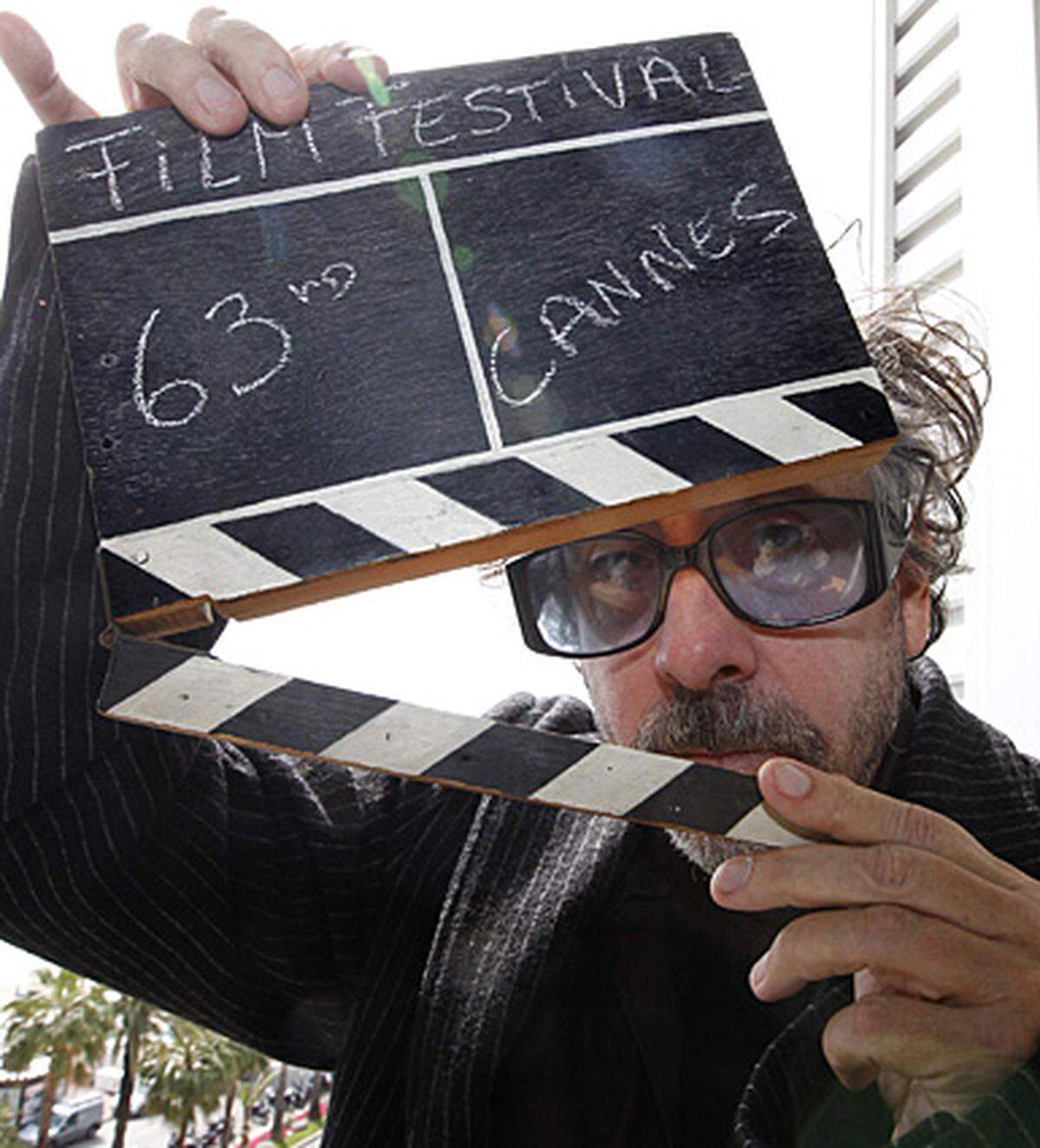 Jury-Präsident der diesjährigen Filmfestspiele ist Tim Burton. "Wir sind in keinster Weise voreingenommen", sagte er kurz vor der Eröffnung. "Es gibt nichts, wonach wir speziell suchen", auch nicht nach politischen Themen, so der Regisseur. "Wir wollen Filme, die uns berühren."