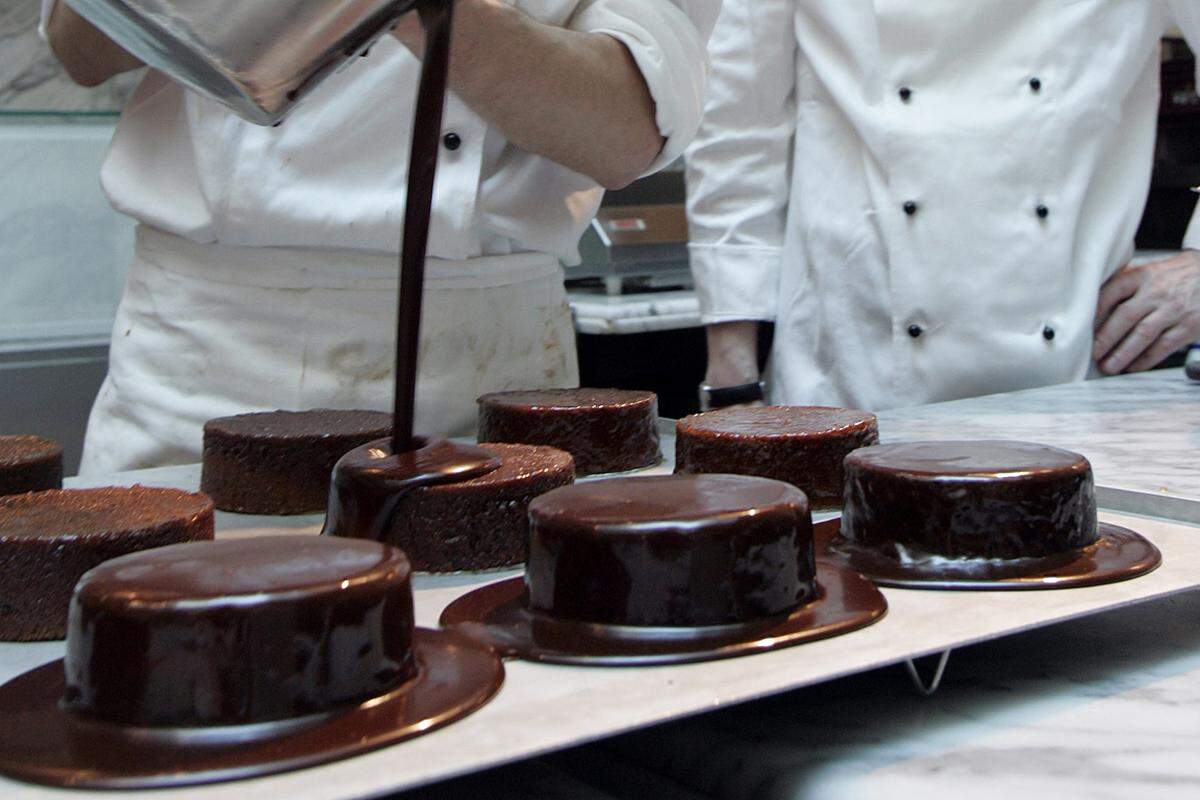 Auf ein Stück Torte bleiben wir noch in der Alpenrepublik. Auch wenn man hier sicher nicht erfährt, warum das gute Stück so flaumig ist, bestellen kann man sie trotzdem, die Original Wiener Sacher Torte in der Philharmonikerstraße 4. www.sacher.com