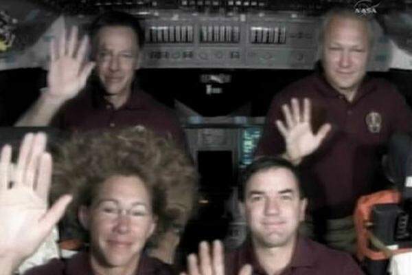 Die vierköpfige Crew nach der letzten Pressekonferenz vor der Landung. "Der Space Shuttle war für uns das Herz und die Seele der bemannten Raumfahrt und es ist ein bisschen traurig, es gehen zu sehen", sagte Kommandant Chris Ferguson.