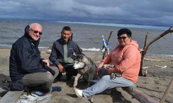 Peter Schweitzer von der Uni Wien (l.; im Bild mit Anton Jantsen, stv. Bürgermeister, und Swetlana Donskaja, Schriftstellerin, aus Bykowskij, einem jakutischen Fischerort) spürt dem Klimawandel-Diskurs in den nördlichsten Weltregionen nach. 