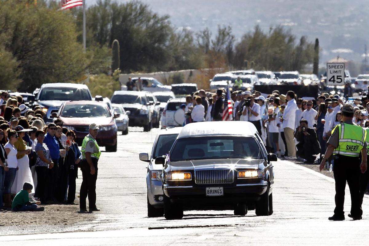 Als erstes und jüngstes Opfer des Todesschützen im US-Staat Arizona ist die neunjährige Christina Green beigesetzt worden. Hunderte Menschen säumten in Tucson die Zufahrtstraße zur St.-Elizabeth-Ann-Seton Kirche, als der Trauerzug mit dem Sarg passierte.
