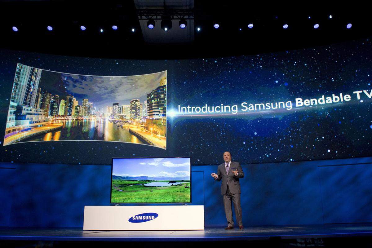 Mit einem Prototypen kann Samsung selbst das Superlativ überbieten. Der "Bendable TV" ist nämlich nicht von vorneherein gebogen, sondern lässt sich erst auf Knopfdruck in Kurven legen.