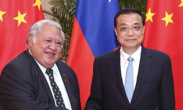 Der ehemalige Premier Malielegaoi mit Chinas Premier Li Keqiang 2018.