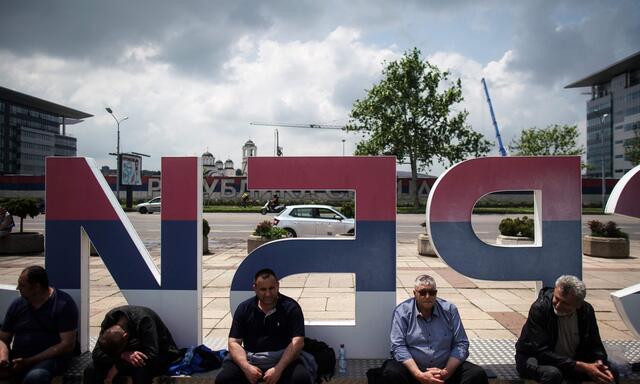 Archivbild vom Mai 2023, Anhänger von Präsident Vučić vor einer Unterstützungskundgebung in Belgrad.