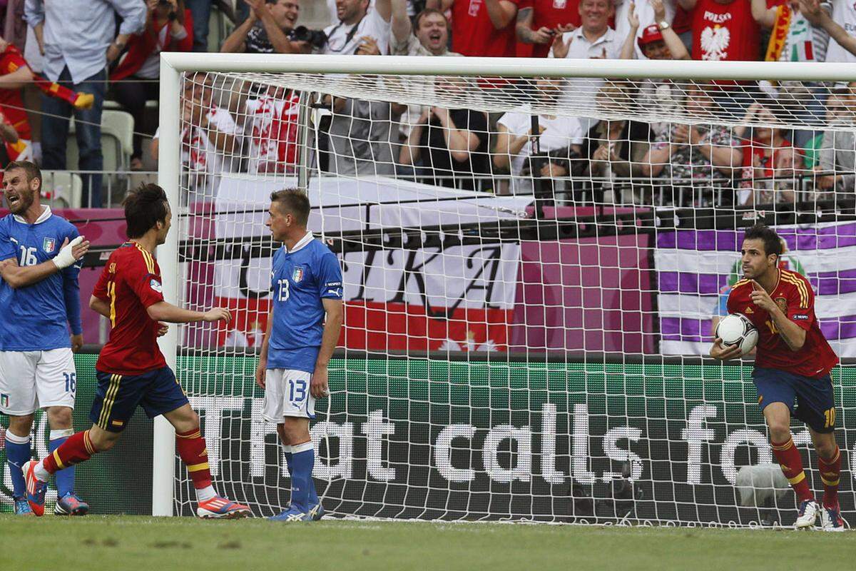 Fabregas bewahrte Spanien damit vor einem Fehlstart wie bei der WM 2010, als der spätere Welt- und Europameister zum Auftakt der Schweiz mit 0:1 unterlegen war - die einzige Niederlage in den vergangenen 41 Pflichtspielen.