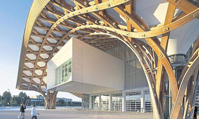 Das Centre Pompidou in Metz hat eine geschwungene Dachkonstruktion aus Holz.