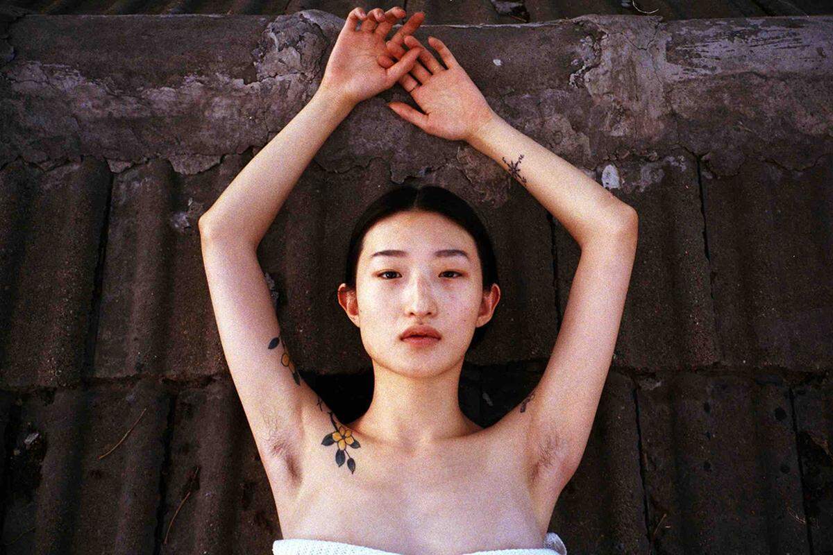 Einen subtileren aber dennoch sinnlichen Zugang zum Thema Frauenporträts findet Luo Yang. Mo Industries zeigt seit 20.Mai Arbeiten der jungen Künstlerin aus Beijing in einer Pop up Galerie in Berlin.