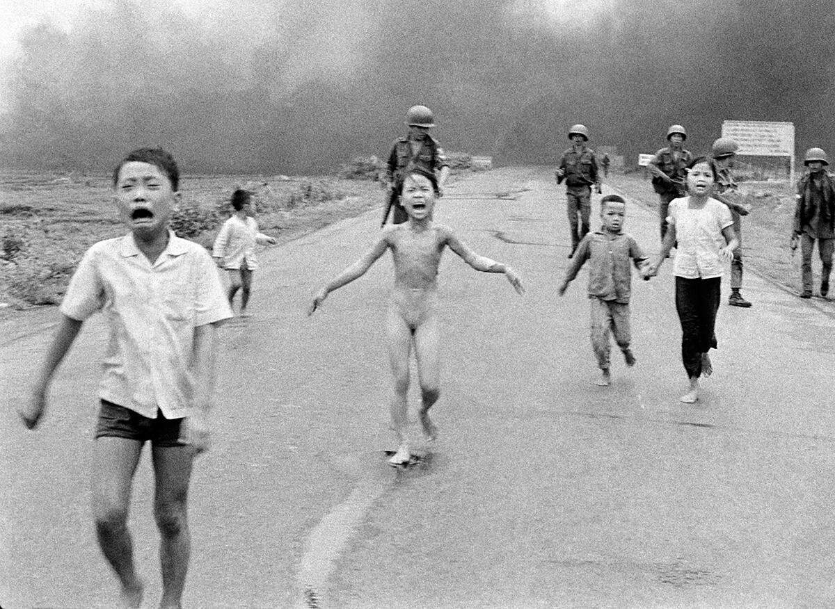 Nick Út: "Napalm-Angriff in Vietnam", The Associated Press, 1972 (c) Nick Út/AP/ Leica Camera AG