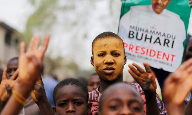 Jugendliche Anhänger des Präsidenten Muhammadu Buhari feiern die Wiederwahl in dessen Heimatprovinz Kanu. Sein Wahlsieg fiel deutlicher aus als erwartet, die Wahlbeteiligung war wegen der Verschiebung des Wahltermins geringer als vor vier Jahren.