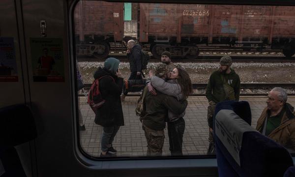 Archivbild aus dem März 2024: Ein ukrainischer Soldat verabschiedet sich im Bahnhof von Sloviansk in der Region Donezk von seiner Partnerin. 