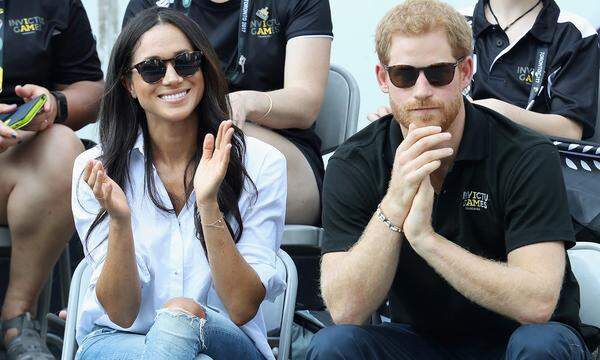 Bei den Invictus Games in Toronto als frisch verliebtes Paar ohne Verlobungsring, waren die zerrissenen Jeans noch in Ordnung. Heute bleiben sie im Kleiderschrank.