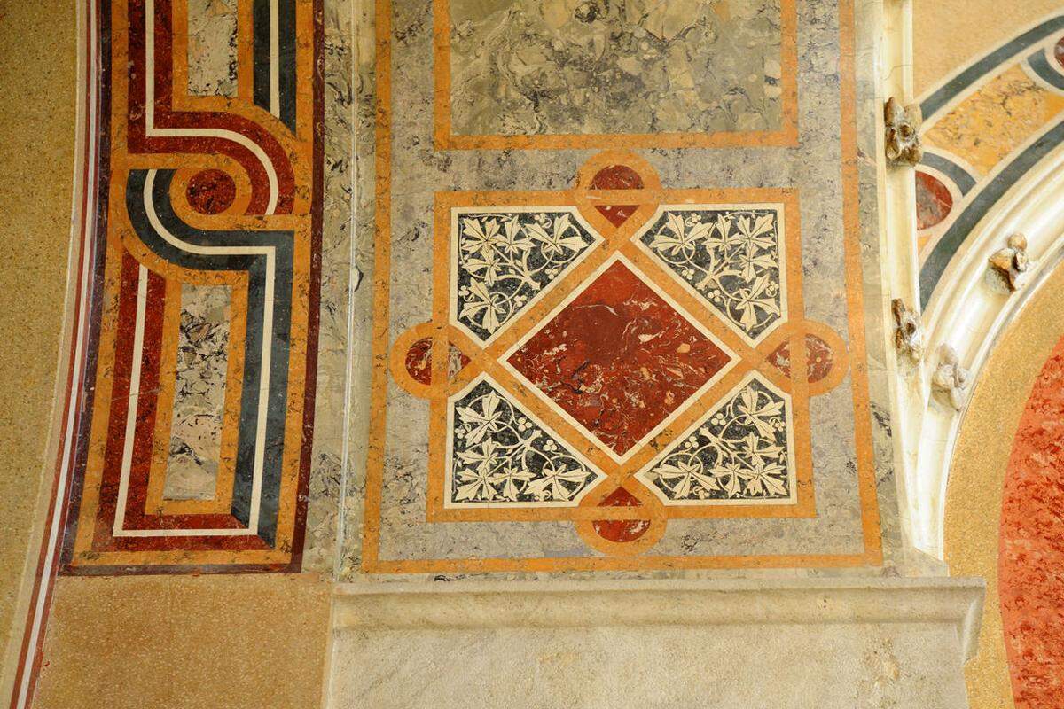 Im ganzen Palais finden sich wertvolle Steinlegearbeiten, wie hier Pietra-Dura-Arbeiten, bei denen verschiedene hochwertige Steine eingesetzt wurden.