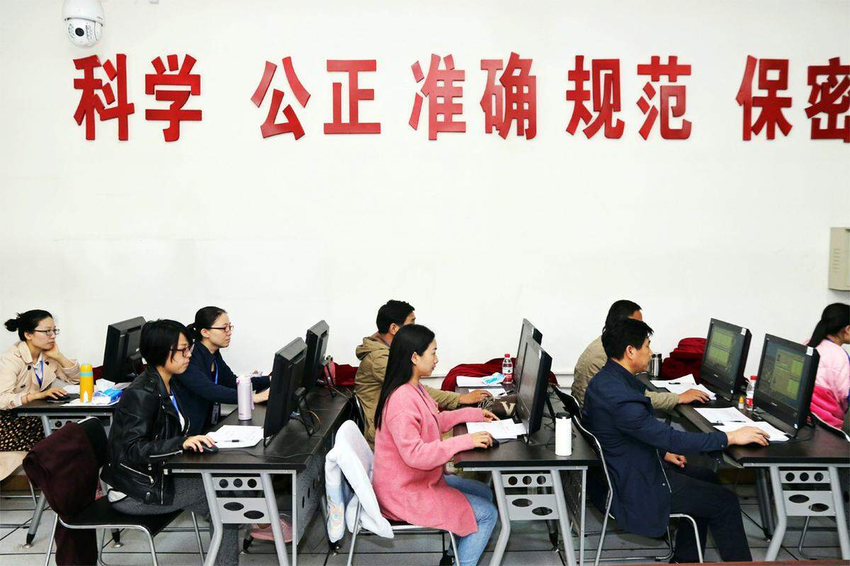 75 Prozent eines Jahrgangs beginnen in China inzwischen ein Studium, fast 35 Prozent mehr als in Österreich. Das Niveau der meisten Hochschulen ist aber niedrig. Wer an einer der Top-Unis etwa in Peking oder Schanghai studieren möchte, muss im Gaokao Höchstleistungen erbringen. Nur die Besten jedes Jahrgangs schaffen das.