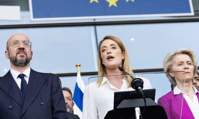 Charles Michel, Präsident des Europäischen Rates, Roberta Metsola, Präsidentin des Europaparlaments, und Ursula von der Leyen, Präsidentin der Europäischen Kommission, am Mittwoch im Europaparlament bei einer Gedenkveranstaltung für die Opfer des Hamas-Terrors.