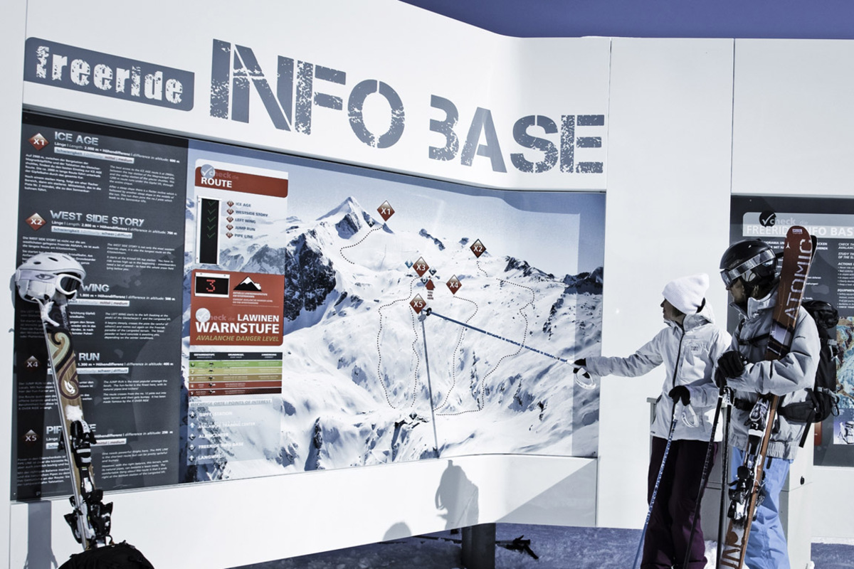 Die Infobase auf dem Kitzsteinhorn zeigt überwachte Skirouten im Detail und klärt über alpine Gefahren und Notwendigkeiten auf.