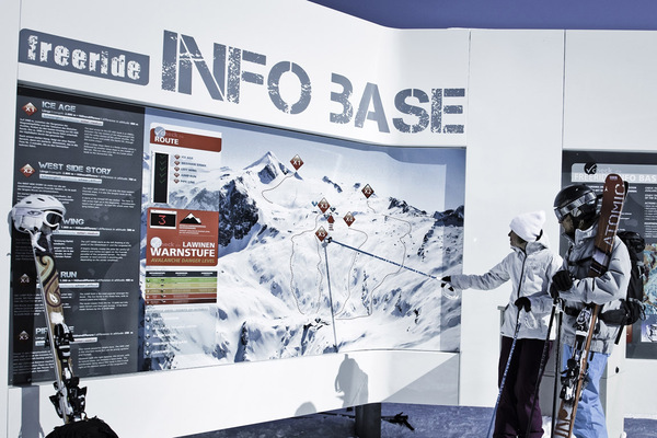 Die Infobase auf dem Kitzsteinhorn zeigt überwachte Skirouten im Detail und klärt über alpine Gefahren und Notwendigkeiten auf.