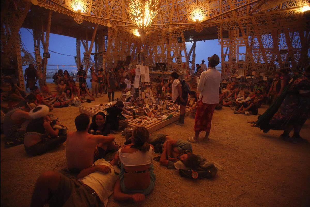 Im "Tempel der Juno" wird gebetet aber auch geschlafen. Wer sich viel Schlaf und Erholung erhofft, ist allerdings beim Burning Man falsch. Wegen der Hitze finden viele Attraktionen erst in der Nacht statt. Die Veranstalter empfehlen, Gehörschutz mitzunehmen, falls man schlafen möchte.