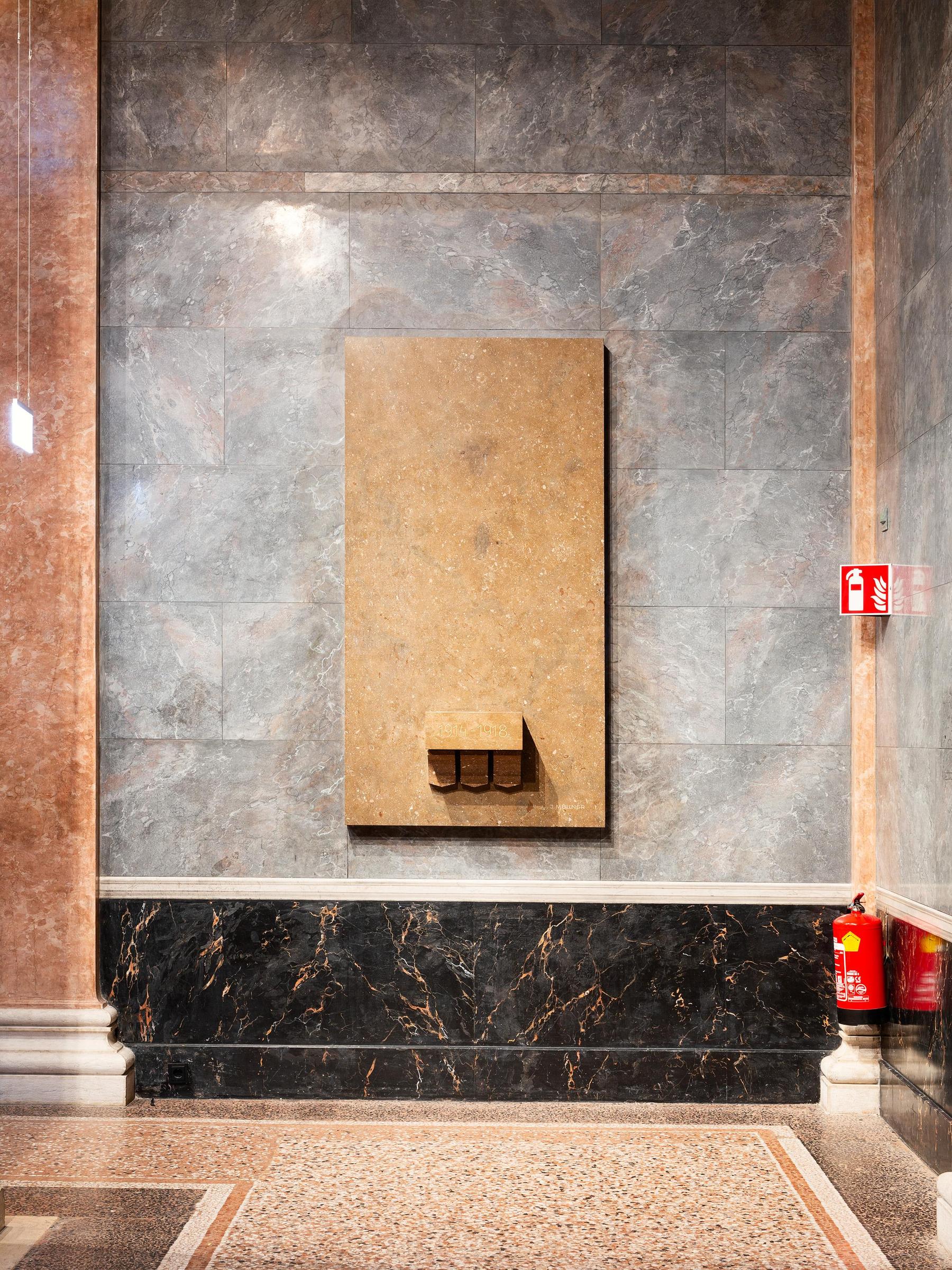 Umstrittenes „Heldendenkmal“ an der Kunstakademie Wien „weggestaltet“