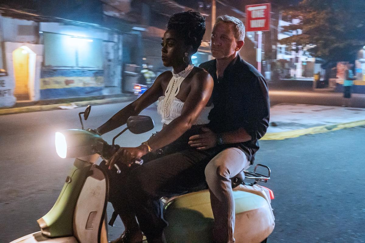 Bond mit seiner jungen Kollegin (Lashana Lynch).