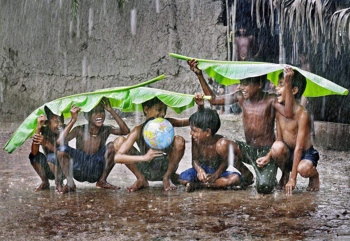 Die Freude über den Regen: Nach einem langen heißen Sommer warten die Menschen in Indien auf die Erleichterung des Monsuns, der den starken Regen bringt.