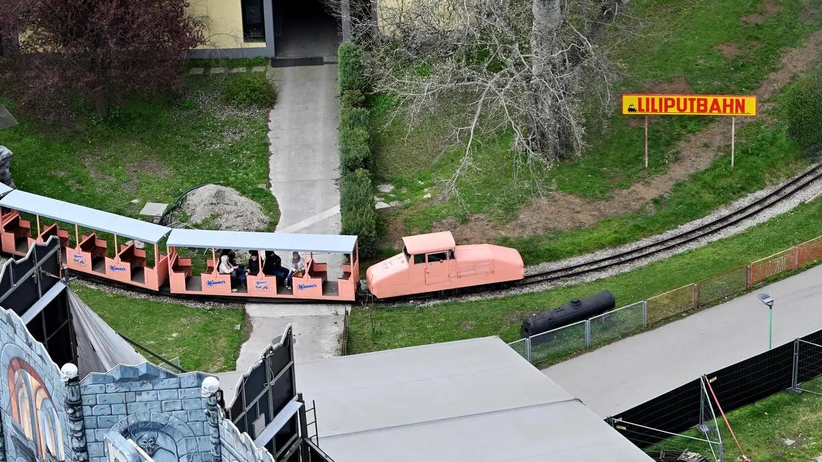 E-scooter rider collides with miniature railway in Vienna's Prater ...