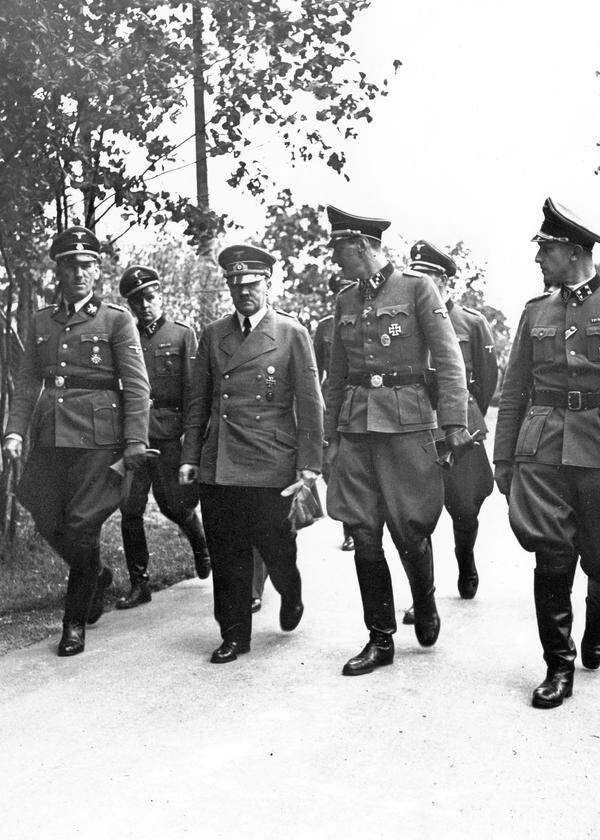 Adolf Hitler im Gespräch mit Otto Skorzeny (Mitte), der für die „Befreiung des Duce“ mit dem Ritterkreuz ausgezeichnet wurde. 
