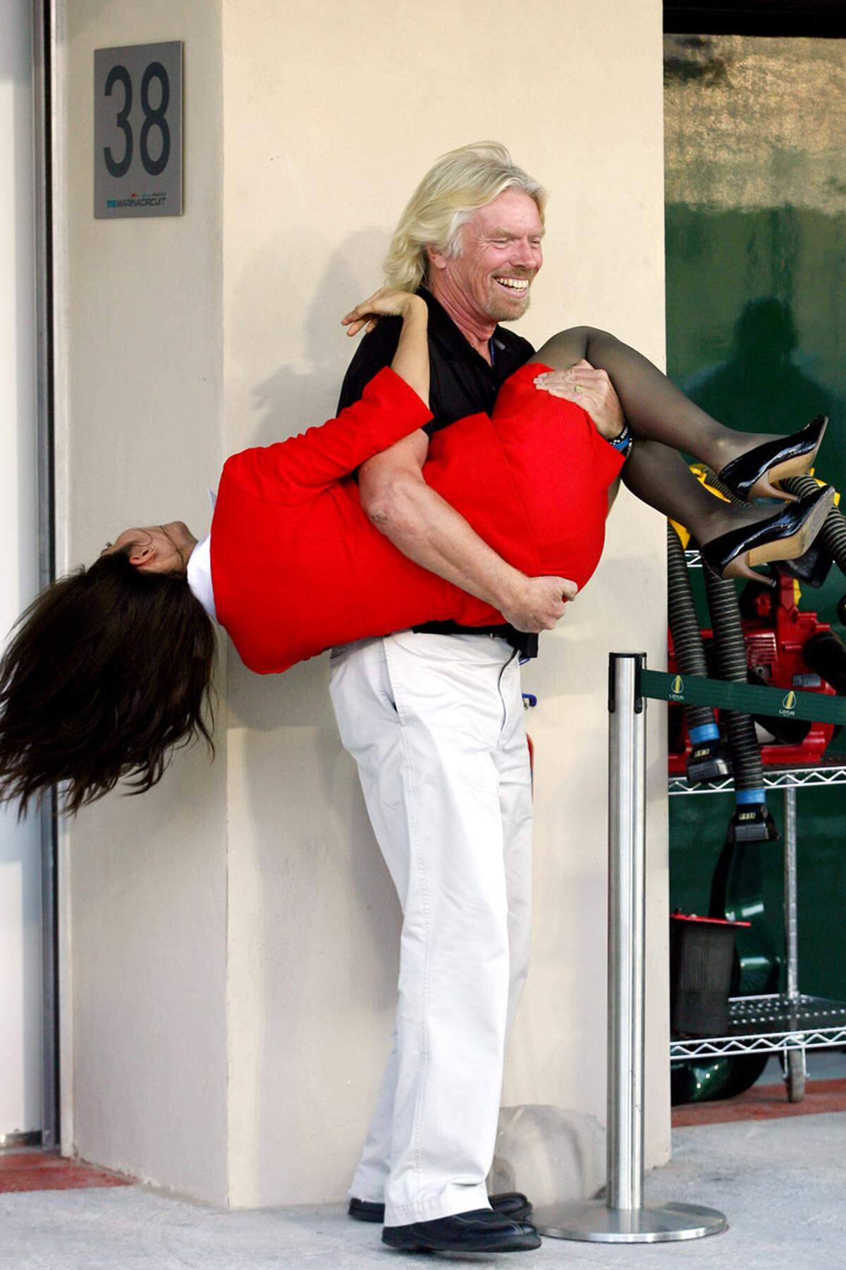 Virgin-Boss Sir Richard Branson tat umgehend sein Bestes, um gefährdete Personen aus dem Krisengebiet zu bringen.
