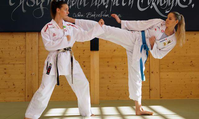 Bettina Plank und Alisa Buchinger zeigen es vor: Karate verlangt Ruhe und Körper- beherrschung.