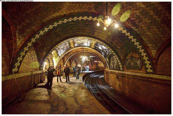 1904 wurde das Subway-System in New York implementiert, mit über 450 Stationen hat New York eines der größten U-Bahn-Netze der Welt. Die Station City Hall wurde im Stil der Neoromantik erbaut, 1945 aber aufgrund schrumpfender Passagierzahlen geschlossen. Der Bahnhof wird zwar nicht mehr direkt angefahren, Führungen gibt es aber nach wie vor.