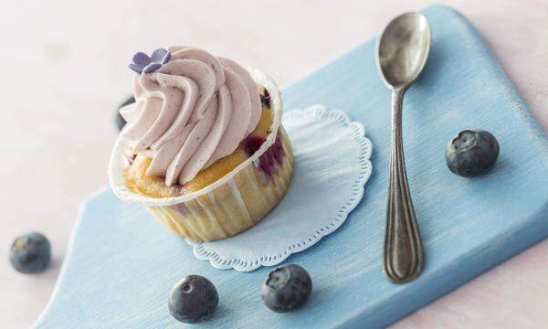 Wer sich in der Küche gern mit Torten und Cupcakes beschäftigt, kennt das Thema Buttercreme wahrscheinlich gut (als Füll- und "Fassadenmaterial"). Sie besteht aus Milch, Feinkristallzucker, Puddingspulver und einem dominanten Anteil Butter.