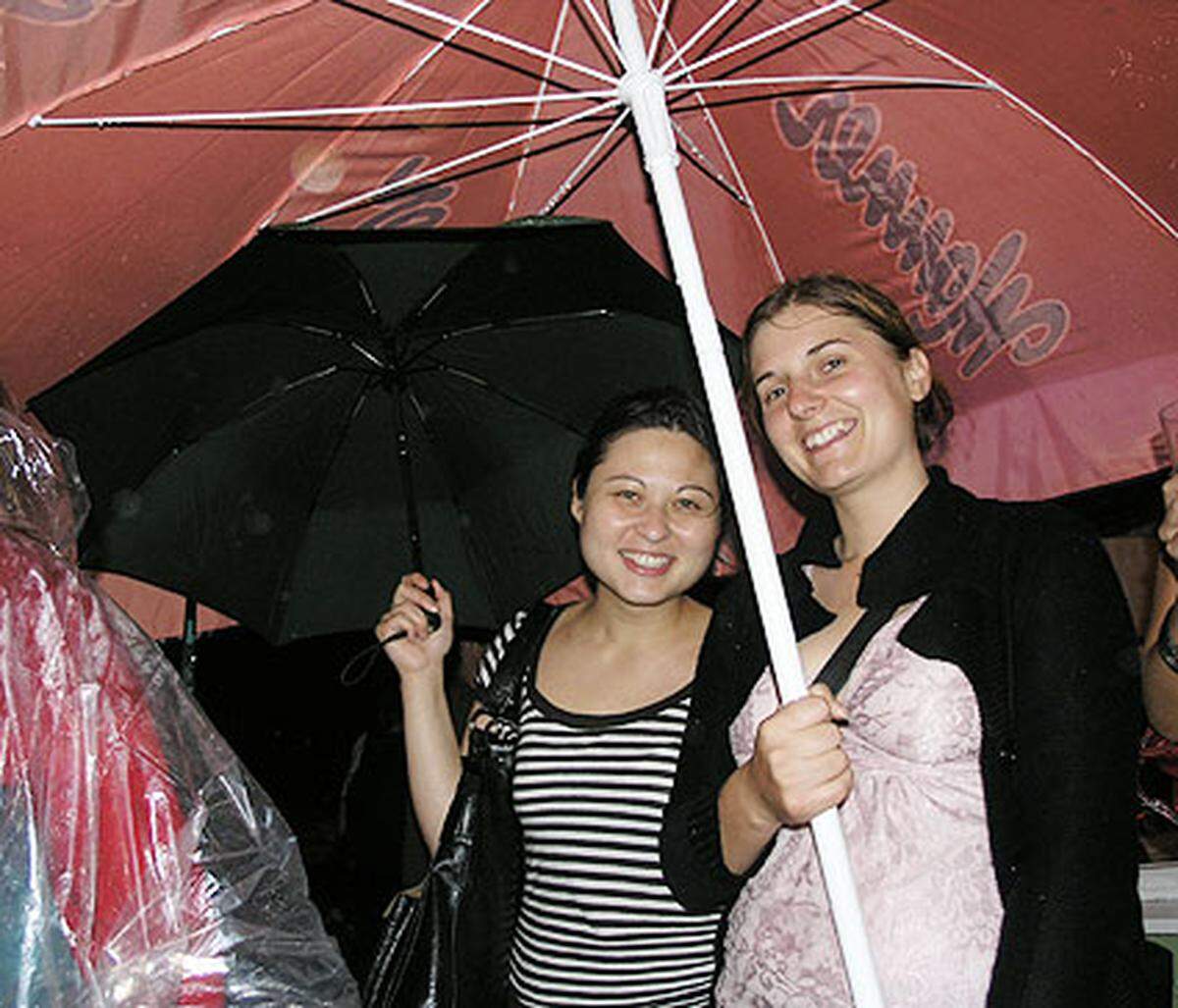 Naja, was solls: Spaß wars trotzdem und das Gewitter lässt einen zumindest unter den Schirmen zusammenrücken.
