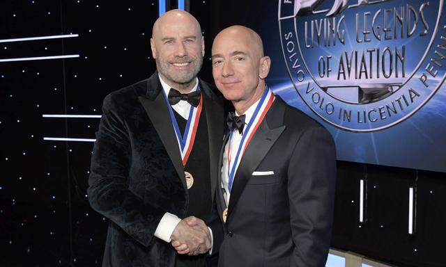 Schauspieler, Filmproduzent und Pilot John Travolta (l.) mit Amazon-Gründer Jeff Bezos bei der Award Ceremony Living Legendes of Aviation am 18. Jänner 2019 in Los Angeles.