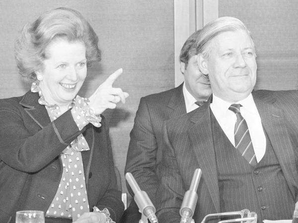 Elf Jahre lang regierte Thatcher Großbritannien und drückte dem Land unverkennbar ihren Stempel auf. Ihren Ruf als "Eiserne Lady" verdiente sich Thatcher mit ihrem kompromisslosen Eintreten für die freie Marktwirtschaft und gegen die "Gewerkschaftsmacht" und ihrem harten Auftreten im Falkland-Krieg 1982.
